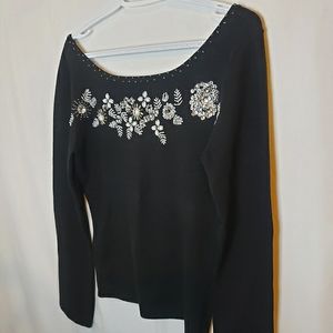 Beaded sweater with bow at the back